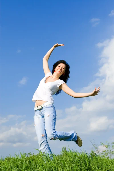 Mooie jonge vrouw is springen — Stockfoto