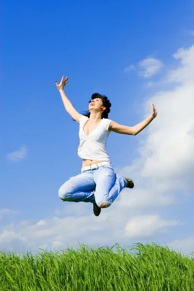 Giovane donna felice sta saltando — Foto Stock