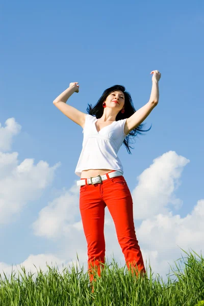 Gelukkig jonge vrouw dromen om te vliegen op wind — Stockfoto