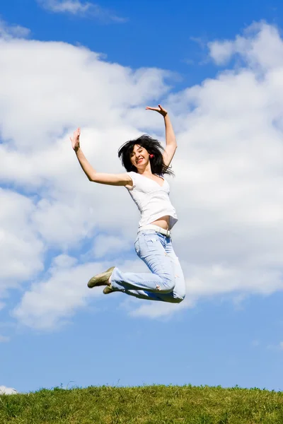 Genç ve güzel kadın atlama — Stok fotoğraf