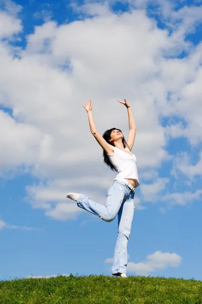 Uttrycksfulla ung kvinna hoppar — Stockfoto