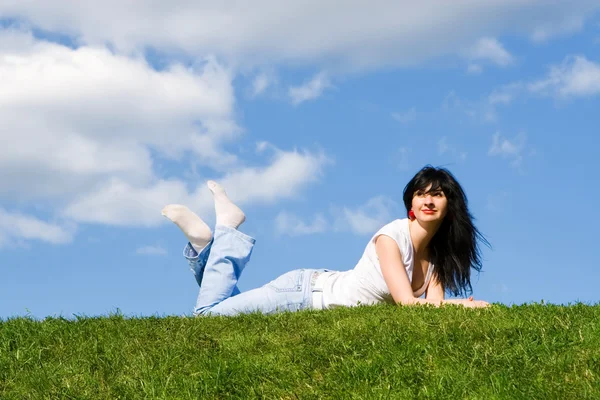 Hezká žena odpočinku na zelené trávě — Stock fotografie