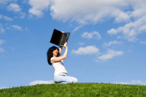 Pretty woman with laptop on the green grass — Stock Photo, Image