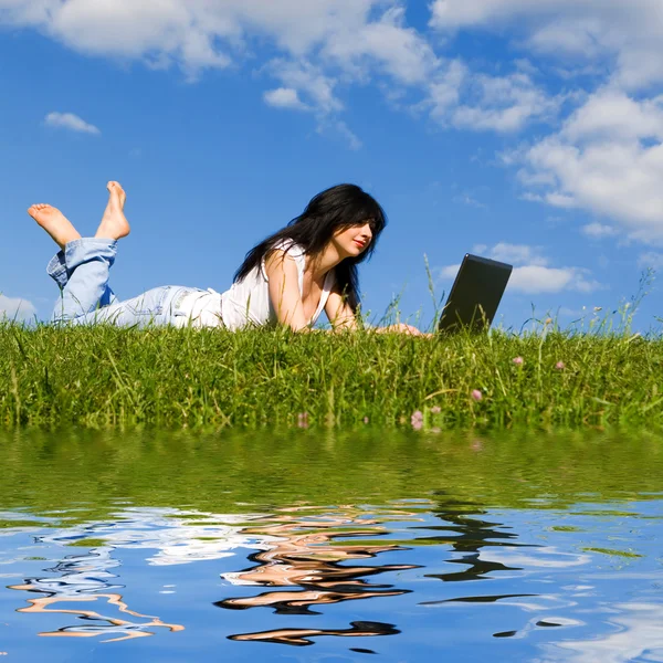 Szép nő, laptop, a zöld fű — Stock Fotó
