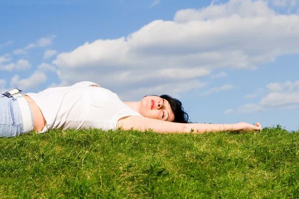 Słodka kobieta odpoczynku na trawie — Zdjęcie stockowe