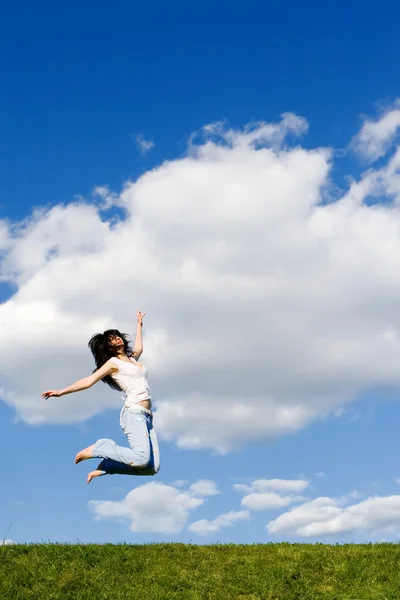 Mujer bastante joven está saltando — Foto de Stock