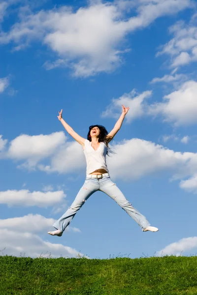かなり若い女性をジャンプします。 — ストック写真