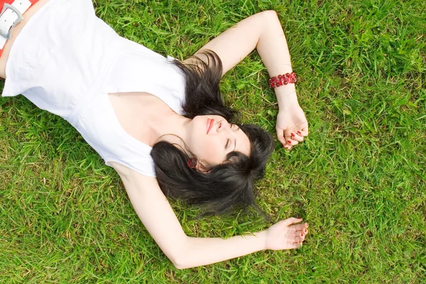 Mujer bonita descansar en la hierba verde — Foto de Stock