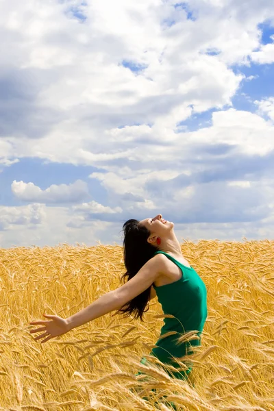 Счастливая женщина прыгает в золотой пшенице — стоковое фото