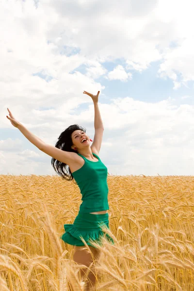 Mujer feliz saltando en trigo dorado —  Fotos de Stock