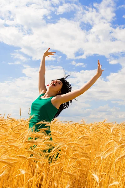 Mujer feliz saltando en trigo dorado —  Fotos de Stock