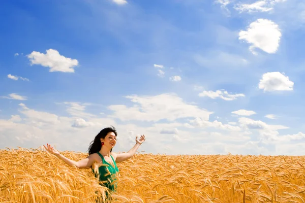 Glad kvinna hoppa i gyllene vete — Stockfoto