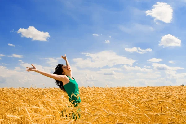 Mutlu bir kadın altın buğday atlama — Stok fotoğraf