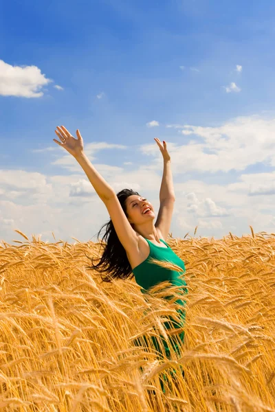 황금 밀에서 점프 하는 행복 한 여자 — 스톡 사진