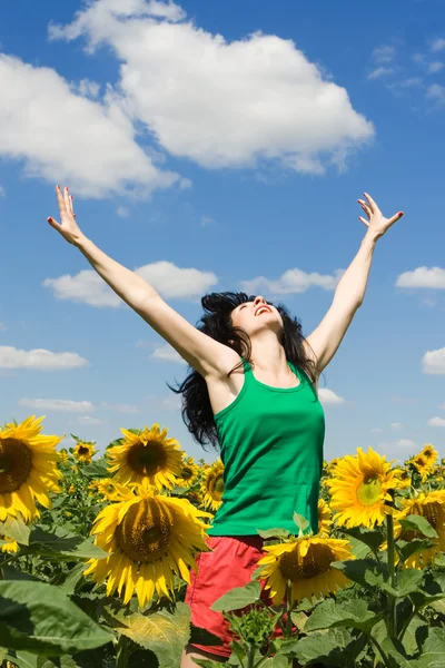 Zábavná žena na poli slunečnic — Stock fotografie