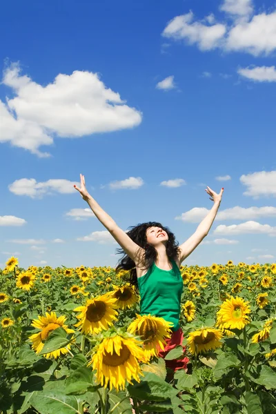 Lustige Frau im Feld der Sonnenblumen — Stockfoto