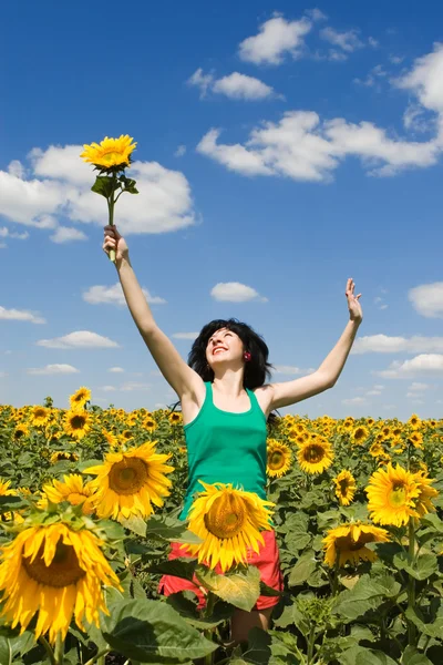 Glückliches Mädchen im Feld der Sonnenblumen — Stockfoto