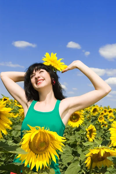 Glückliche Frau im Feld der Sonnenblumen — Stockfoto