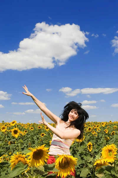 Kvinna i fältet av solrosor — Stockfoto