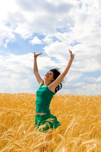 Güzel bir kadın altın buğday — Stok fotoğraf