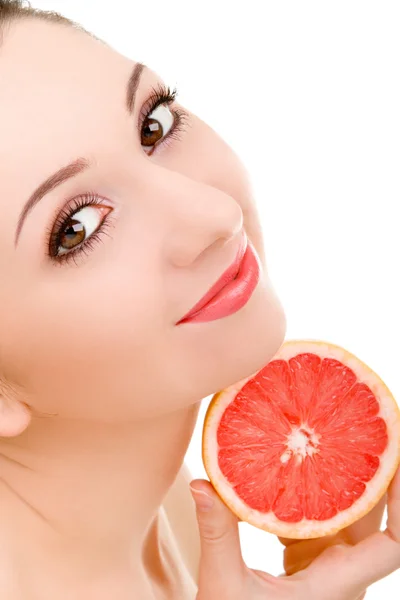 Mulher bonita com laranja isolada no fundo branco — Fotografia de Stock
