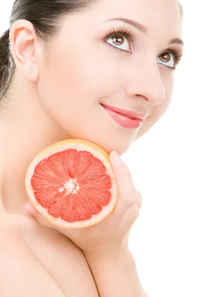 Bonita mujer con naranja aislada sobre el fondo blanco — Foto de Stock