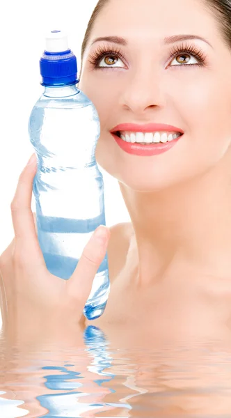 Красивая женщина с бутылкой чистой воды — стоковое фото