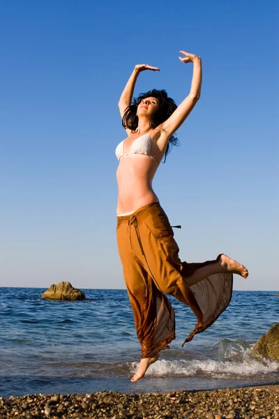 해변에서 행복 한 젊은 여자 댄스 — 스톡 사진