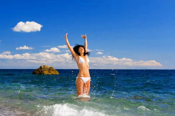 Hübsche junge Frau springt aufs Meer — Stockfoto