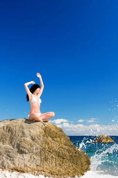 浜のきれいな女性リラクゼーション — ストック写真