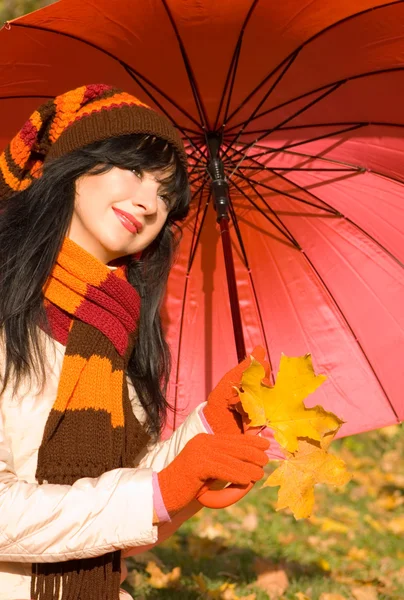 Sonbahar parkta genç güzel kadın — Stok fotoğraf