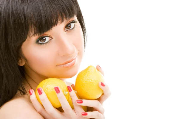 Ung kvinna med citroner — Stockfoto