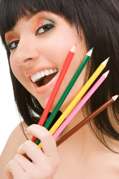 Молодая женщина с разноцветными карандашами — стоковое фото