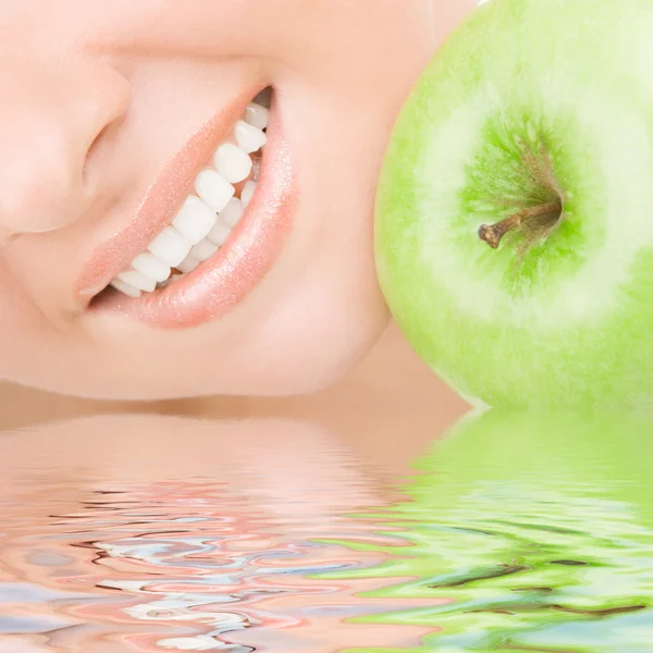 Dientes sanos y manzana verde — Foto de Stock