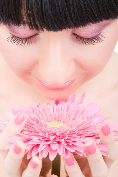 Ung kvinna med gerber blomma — Stockfoto
