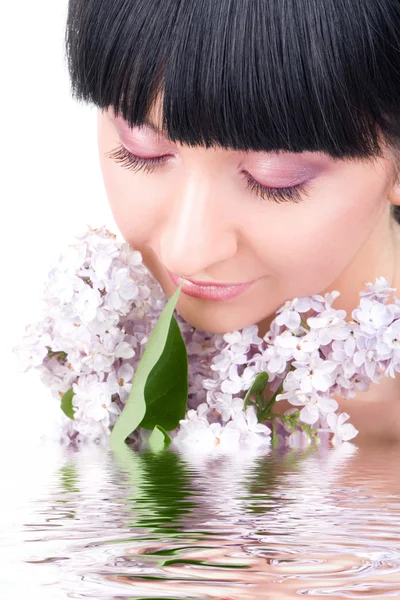 Fiatal nő, lila virágok — Stock Fotó