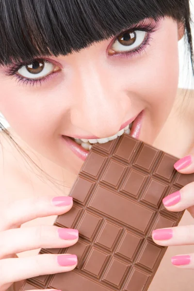 Mulher divertida comer chocolate — Fotografia de Stock