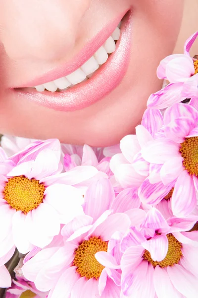 花を持つ若い女性の笑顔 — ストック写真