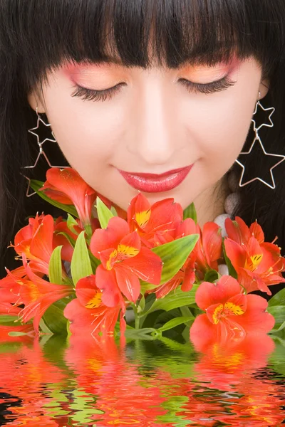 Młoda kobieta z kwiatami — Zdjęcie stockowe