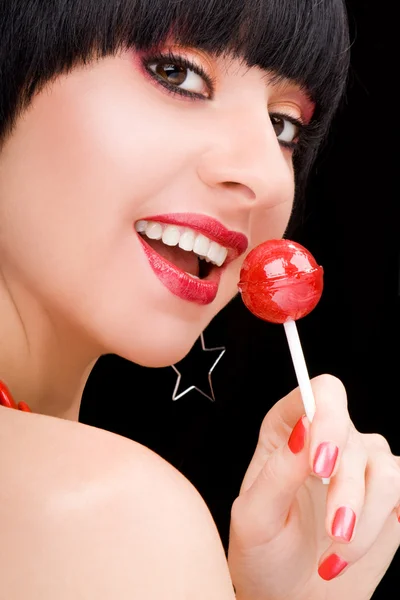 Dolce donna con caramelle su sfondo nero — Foto Stock