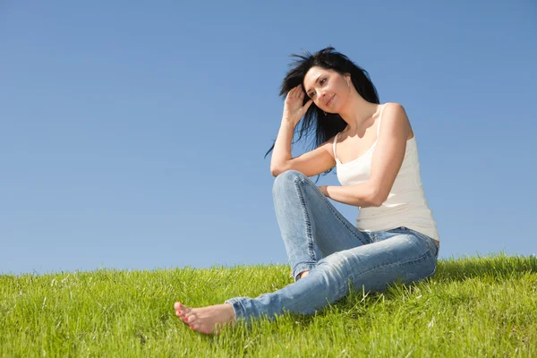 Szczęśliwa kobieta młody odpoczynek na zielonej trawie — Zdjęcie stockowe