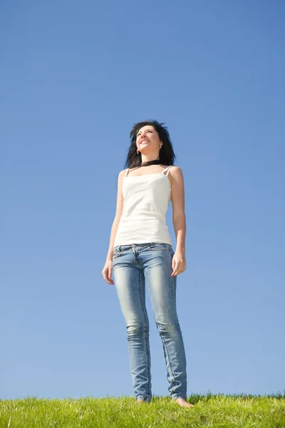Счастливая молодая женщина мечтает летать на ветру — стоковое фото
