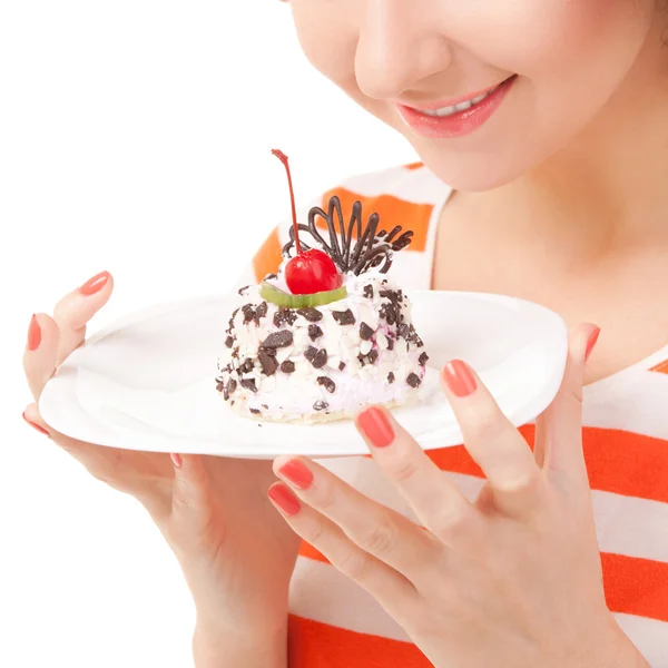 Веселая женщина ест торт на белом фоне — стоковое фото