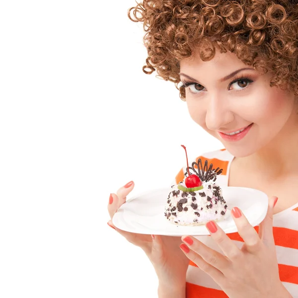 Веселая женщина ест торт на белом фоне — стоковое фото