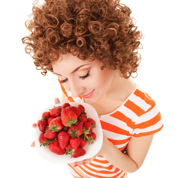 Lustige Frau mit Erdbeere auf weißem Hintergrund — Stockfoto