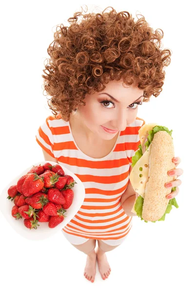 Mulher divertida com morango e sanduíche no fundo branco — Fotografia de Stock