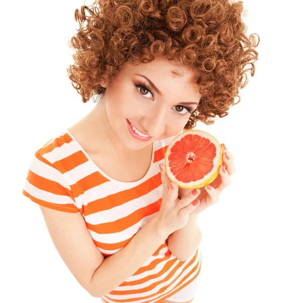 Mujer divertida con pomelo en el fondo blanco — Foto de Stock