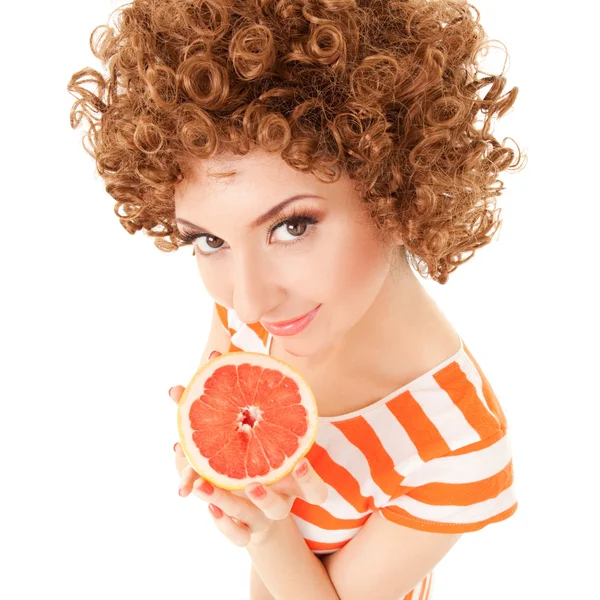 Веселая женщина с грейпфрутом на белом фоне — стоковое фото