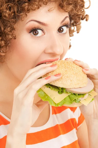 Mulher divertida com sanduíche no fundo branco — Fotografia de Stock