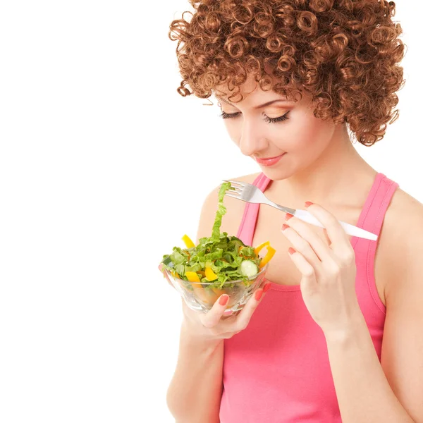 Mujer divertida comiendo la ensalada en el fondo blanco —  Fotos de Stock